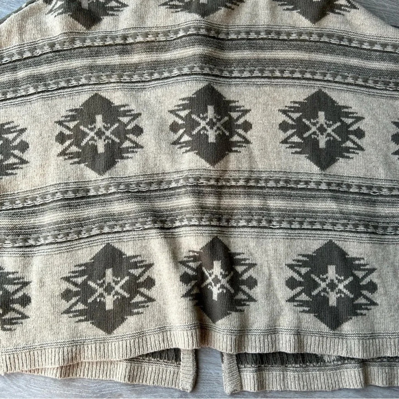 Kerisma Pure Lambswool  Aztec Poncho - Picture 12 of 12